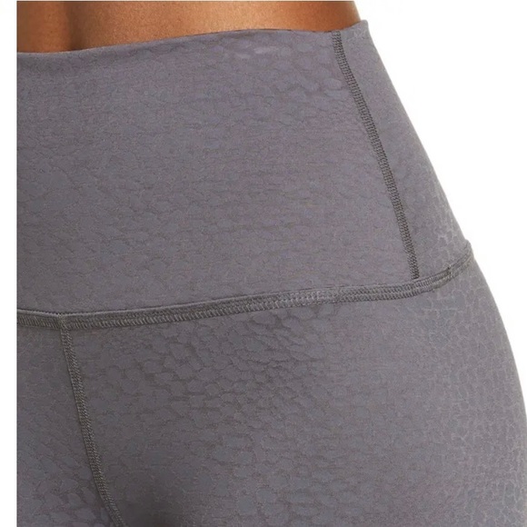 Beyond Yoga Set, Feline Jacquard High Waisted Midi Legging & Cropped Tank - Picture 5 of 16